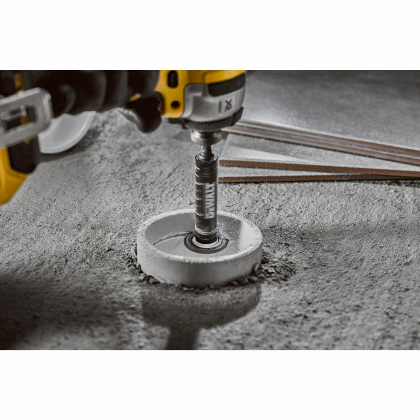 DeWalt Innenrohrschneider DT20563 schneidet ein PVC Rohr bodenbündig ab