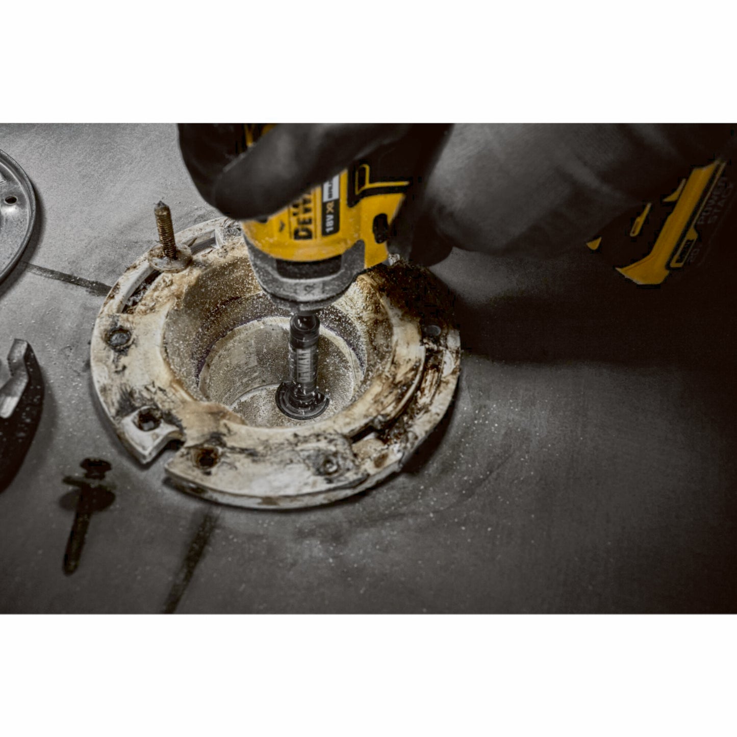 DeWalt DT20563 Innenrohrschneider wird genutzt um ein schmales Rohr innerhalb eines größeren Rohrs zu schneiden