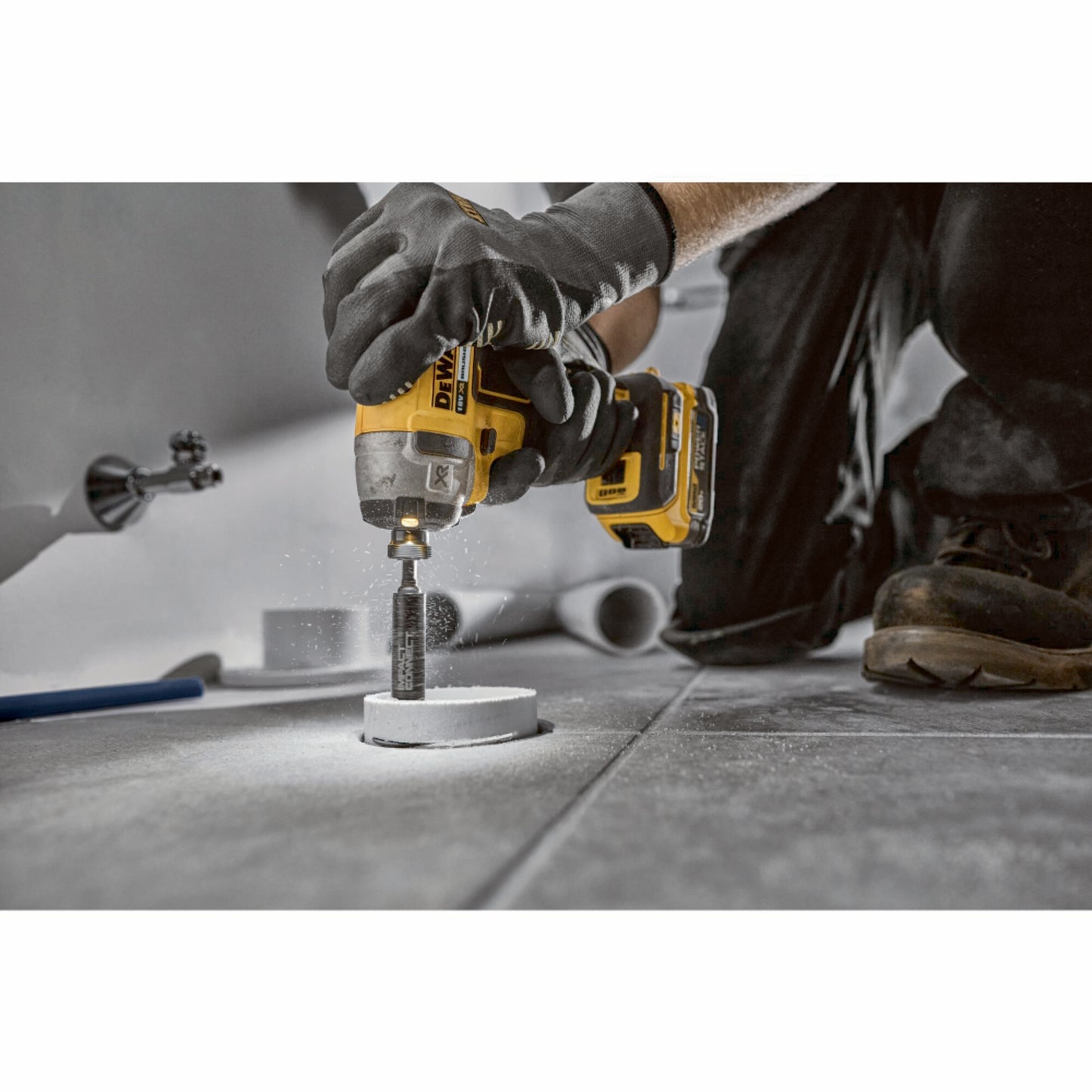 DeWalt DT20563 Innenrohrschneider wird genutzt um ein PVC Rohr bodenbündig abzuschneiden