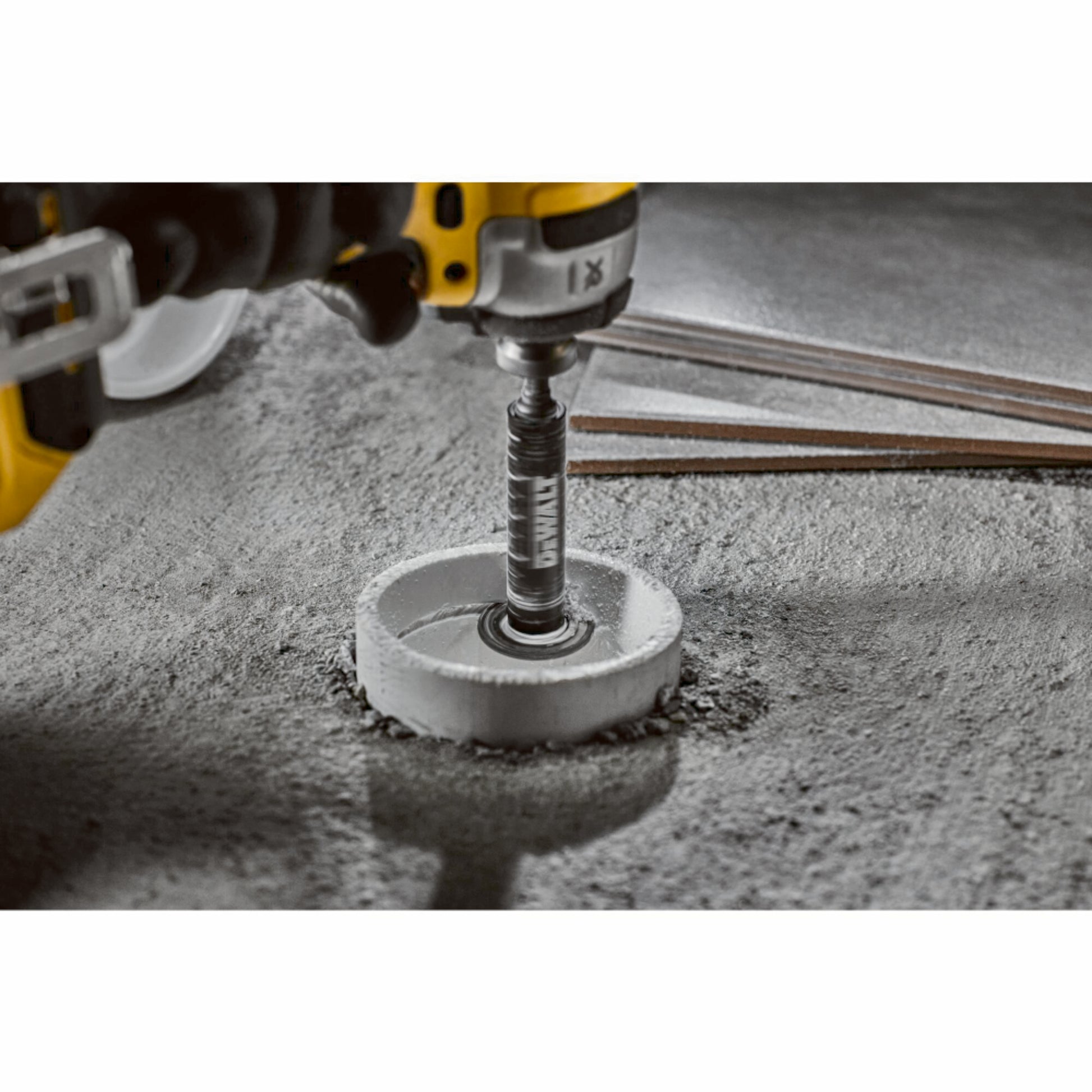 DeWalt Innenrohrschneider DT20563 schneidet ein PVC Rohr bodenbündig ab