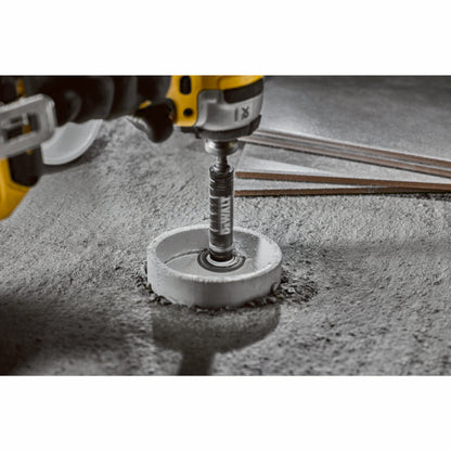 DeWalt Innenrohrschneider DT20563 schneidet ein PVC Rohr bodenbündig ab
