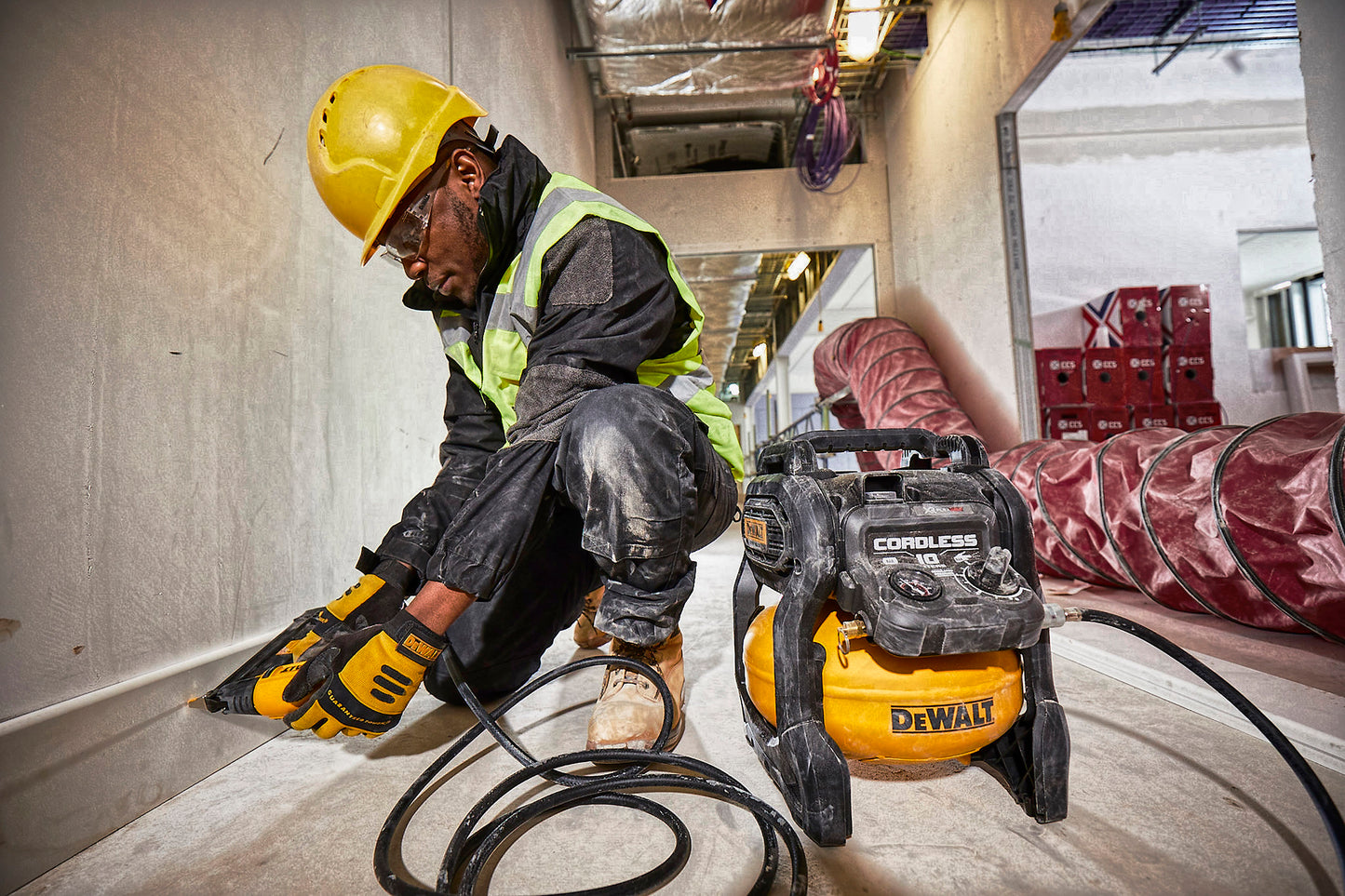 DCC1054N-XJ
54 Volt Akku-Kompressor 10 Liter (bürstenlos) - in Benutzung durch einen Handwerker mit Nagler