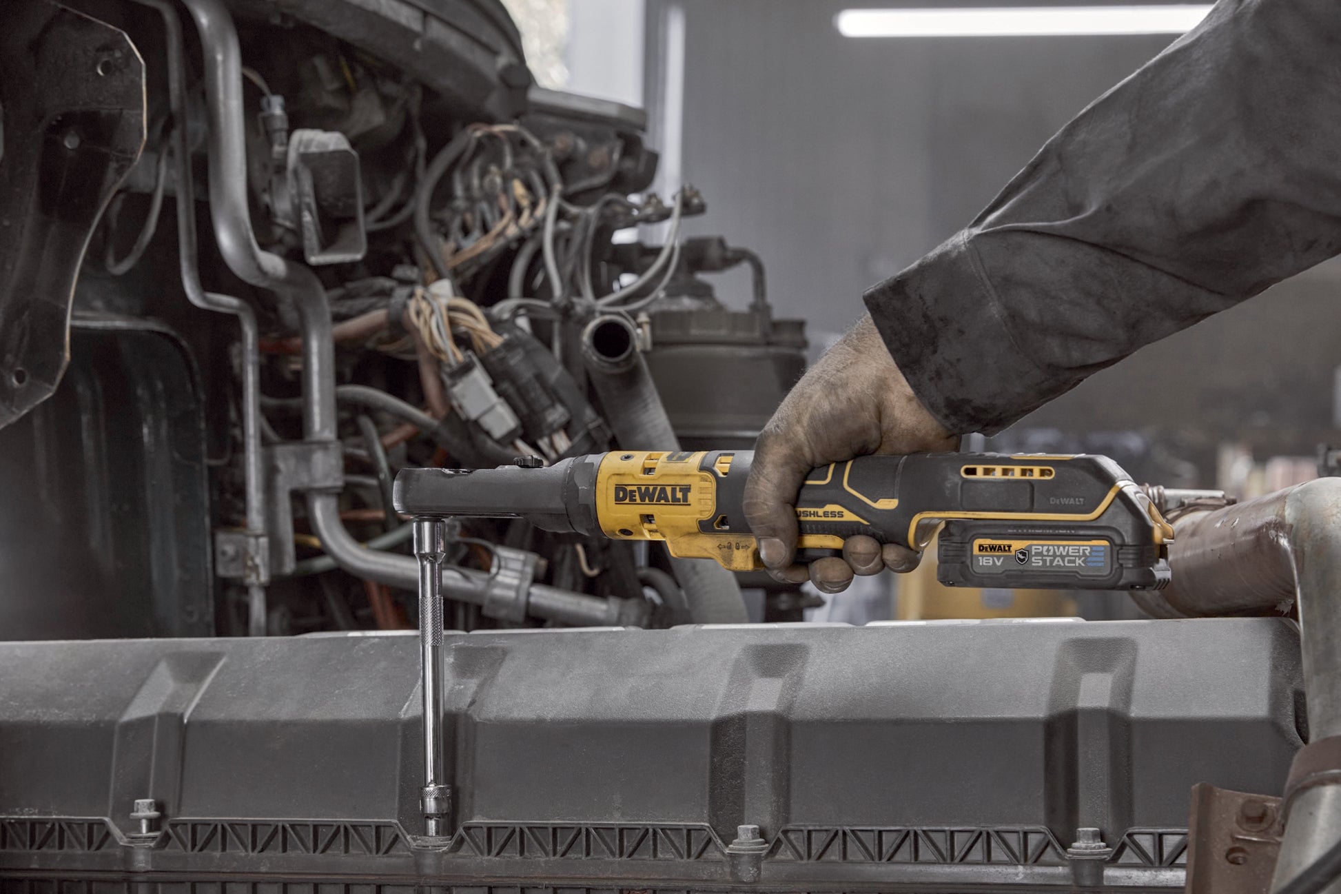 Dewalt DCF510N Akku-Ratsche in Aktion an einem Motorblock