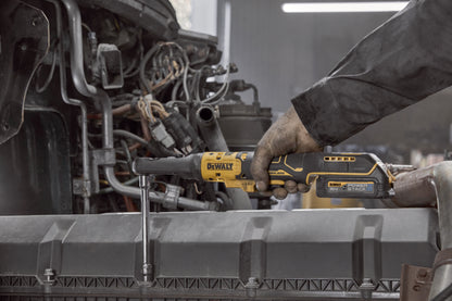 Dewalt DCF510N Akku-Ratsche in Aktion an einem Motorblock