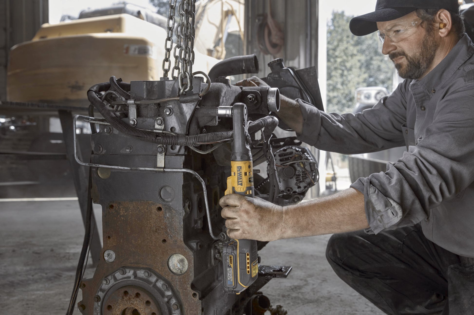 Dewalt DCF510N Akku-Ratsche wird von einem Mechaniker an einem Motorblock verwendet