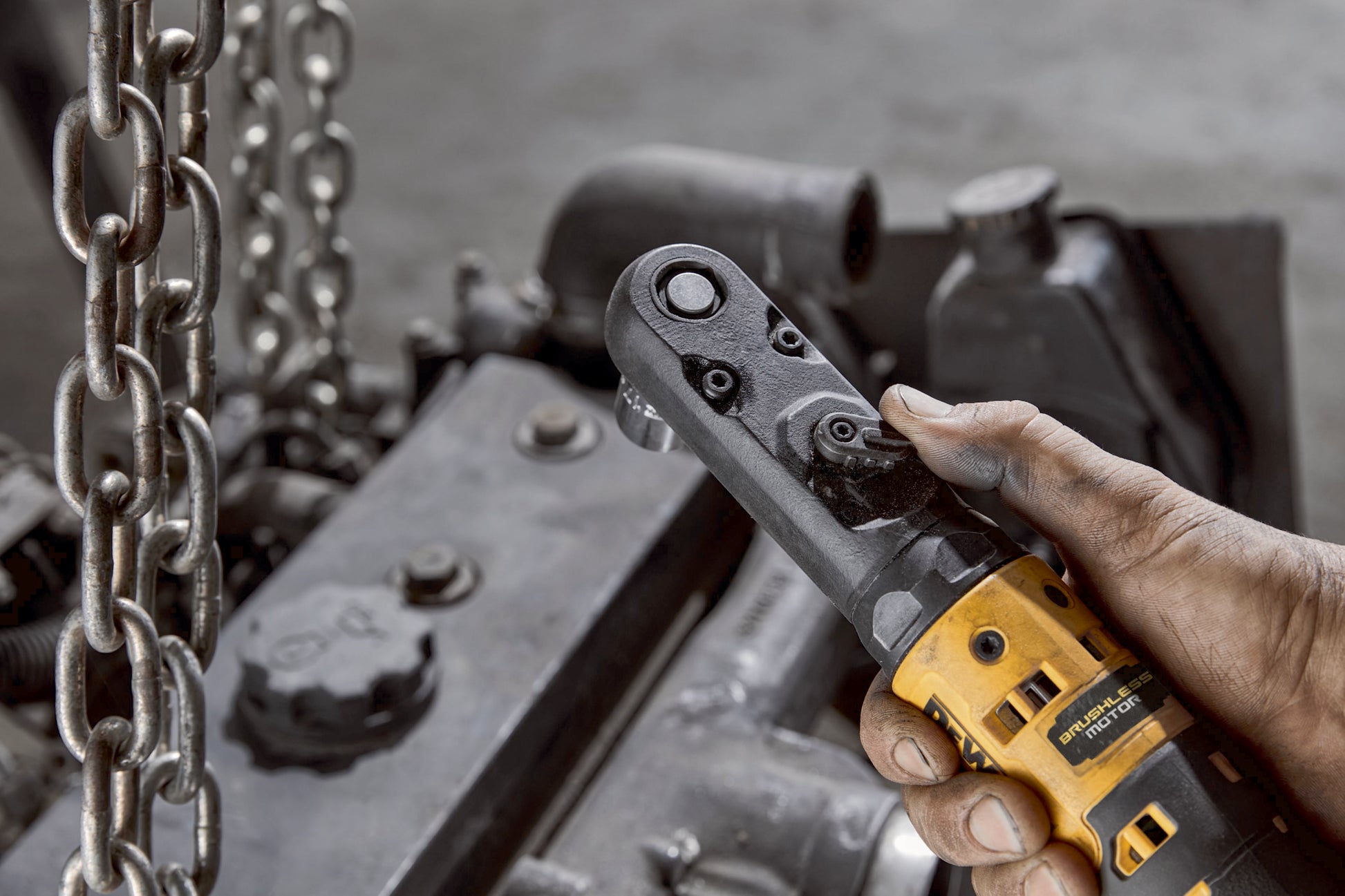 Dewalt DCF510N Akku-Ratsche vor einem Motorblock