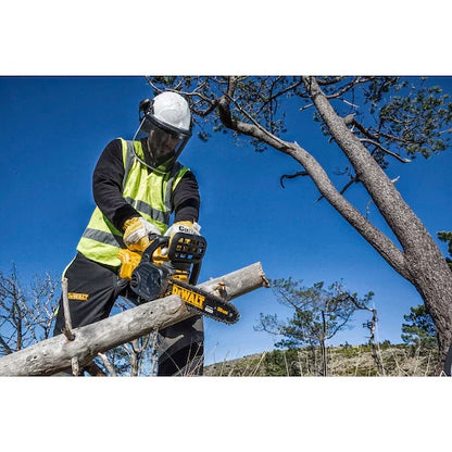 Ein Mann in Schutzkleidung und Schutzhelm sägt mit einer Dewalt DCM565N 18 Volt Akku-Kettensäge einen Baumstamm im Wald