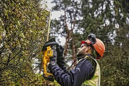 Ein Mann schneidet eine Hecke mit einer Dewalt DCMHT563N-XJ
18 Volt Akku-Heckenschere mit 55 cm Schwert 